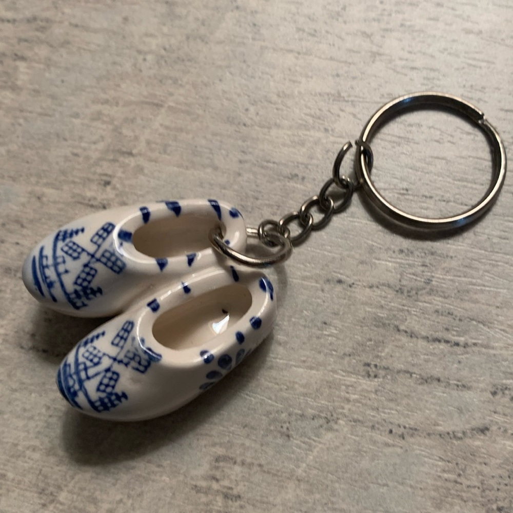 Delft ceramic shoe key chain